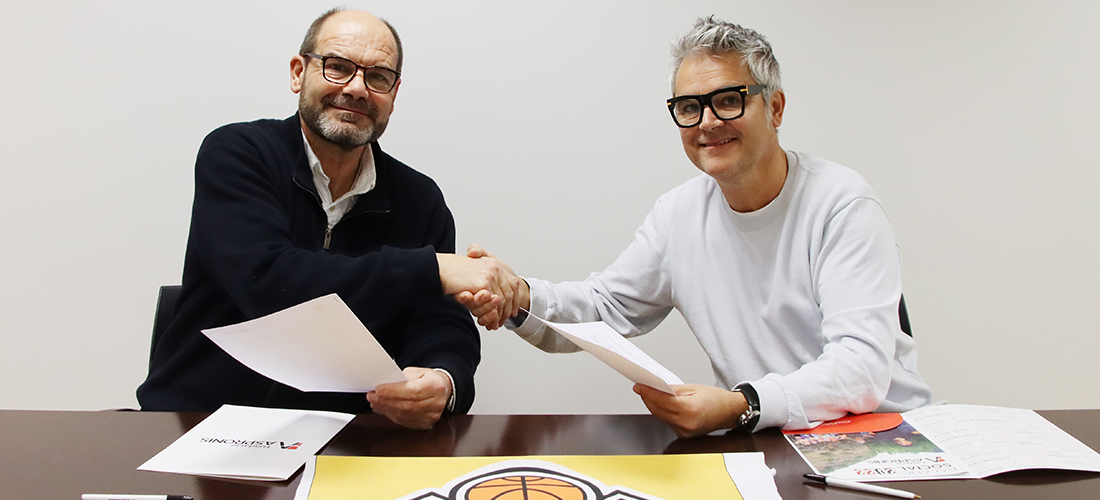 Joan Burcet (CBB) i Xavier Manresa (Club Esportiu El Vilar) signen la renovació del conveni