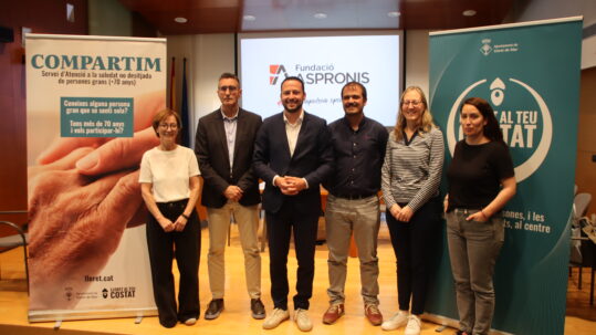 Marina Gómez, responsable d'Acció Comunitària d'ASPRONIS; Francesc Durà, director general d'ASPRONIS; Adrià Lamelas, alcalde de Lloret de Mar, i Alejandro Pérez, regidor de Serveis Socials, presenten un estudi sobre solitud no desitjada