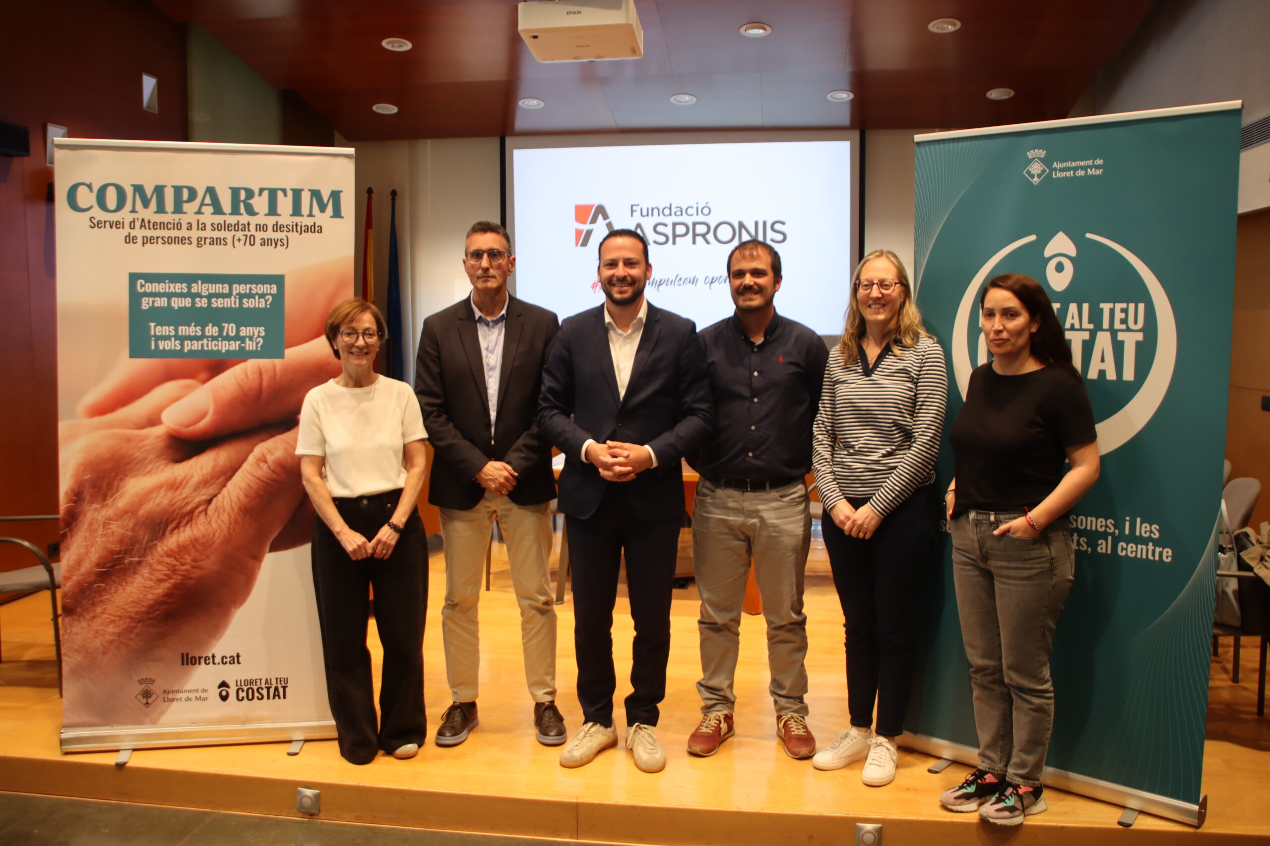 Marina Gómez, responsable d'Acció Comunitària d'ASPRONIS; Francesc Durà, director general d'ASPRONIS; Adrià Lamelas, alcalde de Lloret de Mar, i Alejandro Pérez, regidor de Serveis Socials, presenten un estudi sobre solitud no desitjada