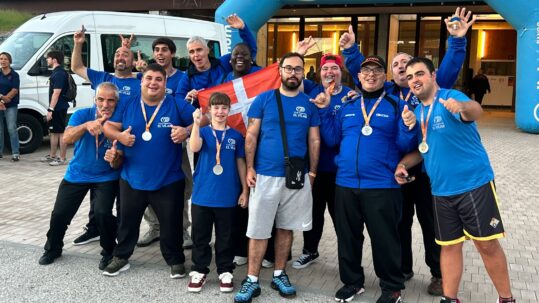 Els esportistes del Club Esportiu El Vilar ensenyen les medalles aconseguides als Special Olympics