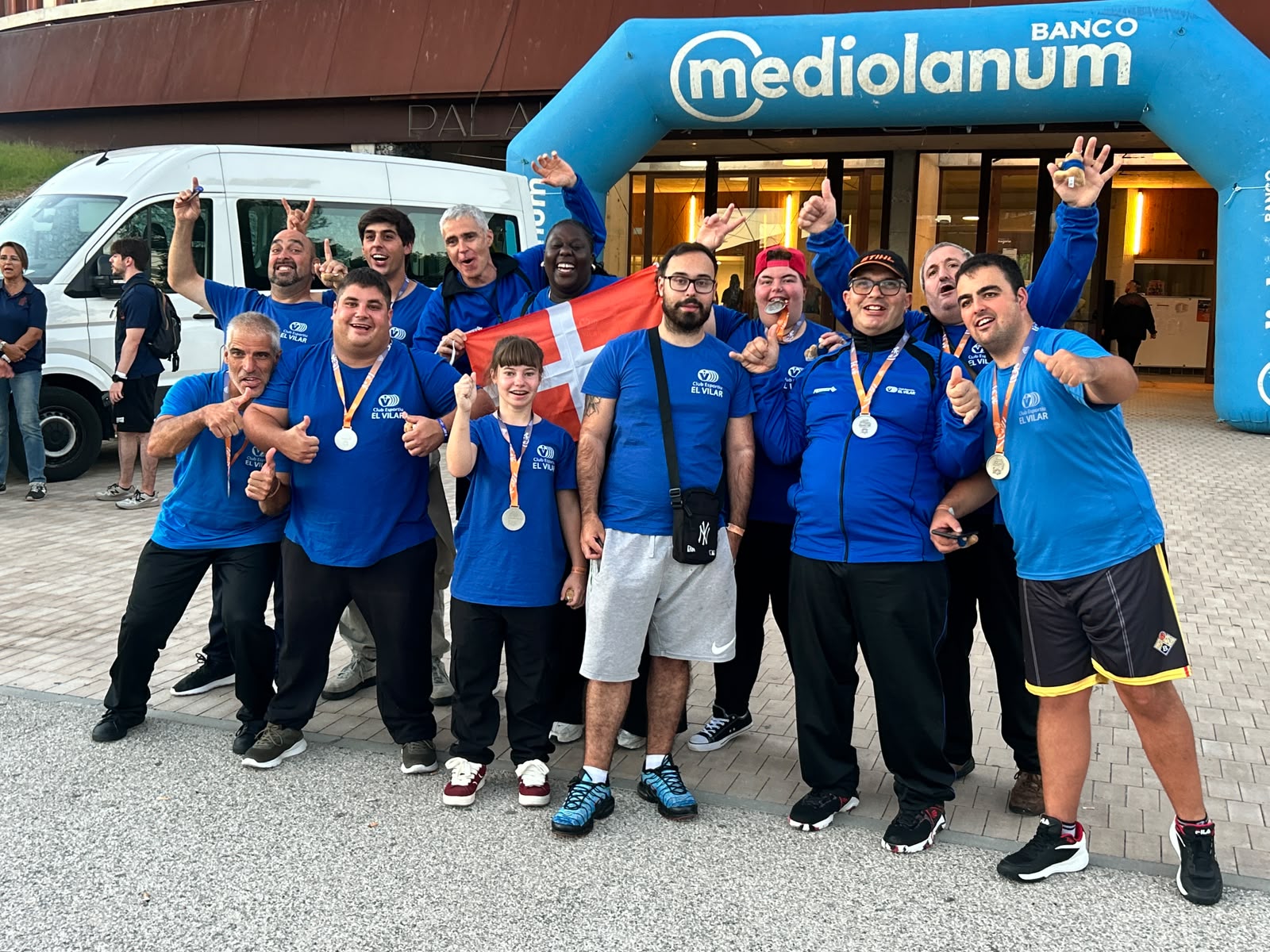 Els esportistes del Club Esportiu El Vilar ensenyen les medalles aconseguides als Special Olympics